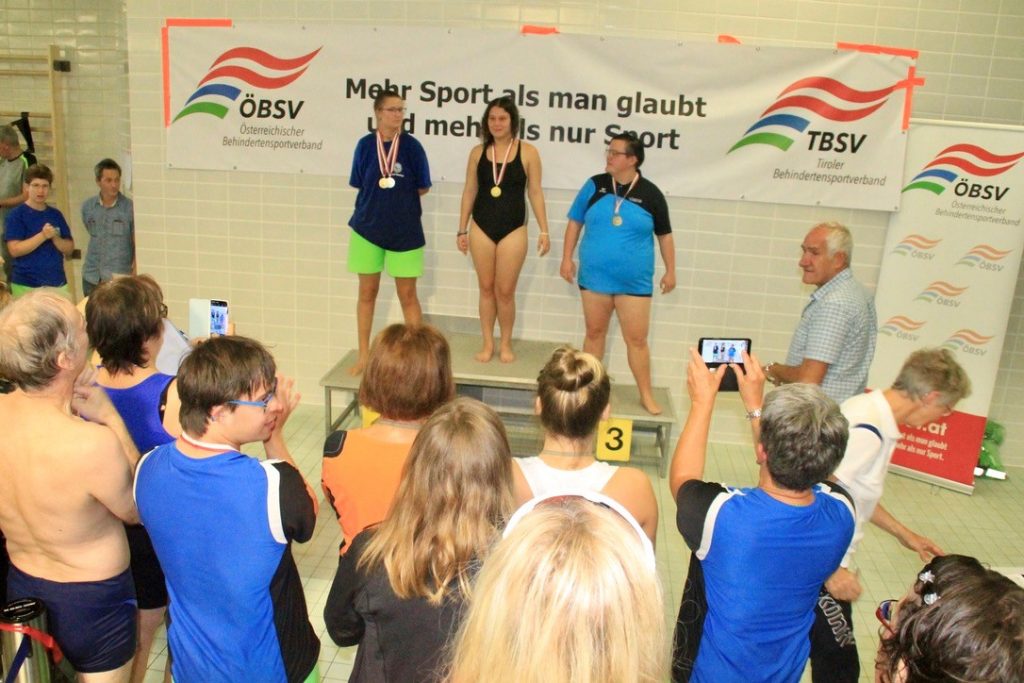 Behinderten Schwimmen Preisverleihung Siegertreppe